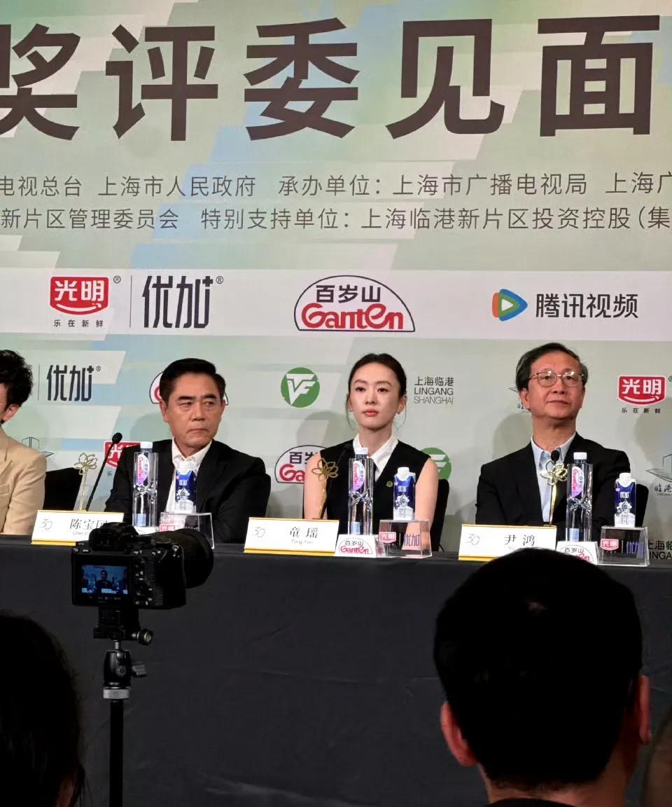 本届白玉兰，让三位女星很尴尬，而且三个人的尴尬完全不同，三个人三种尴尬。第一是