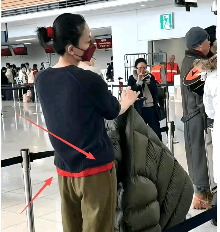 凌晨的王菲又冲上热搜了这回不是因为谢霆锋​而是因为一张机场生图的穿衣打扮，网