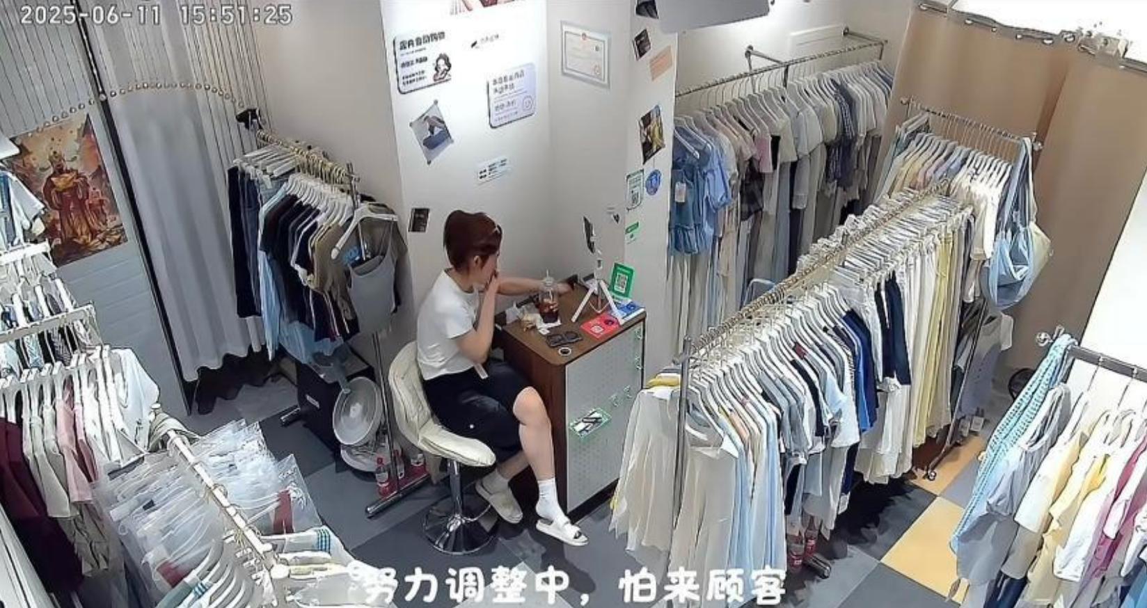 心酸！女子贷款十万开服装店，店里吃着饭突然痛哭，开店才20多天。辽宁一位