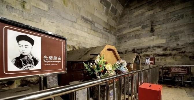 1980年6月15日，正式清理光绪崇陵地宫，工作人员进入地宫后。发现光绪帝棺椁被