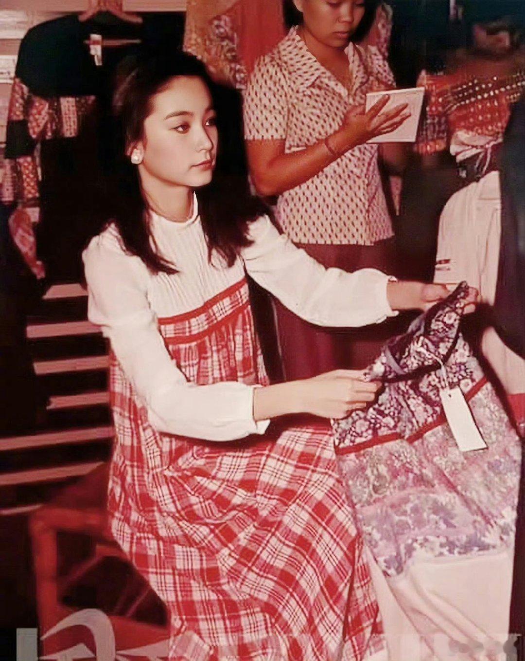 林青霞22岁的样子，那才是真的无美颜无滤镜的天然美女呢？​​​