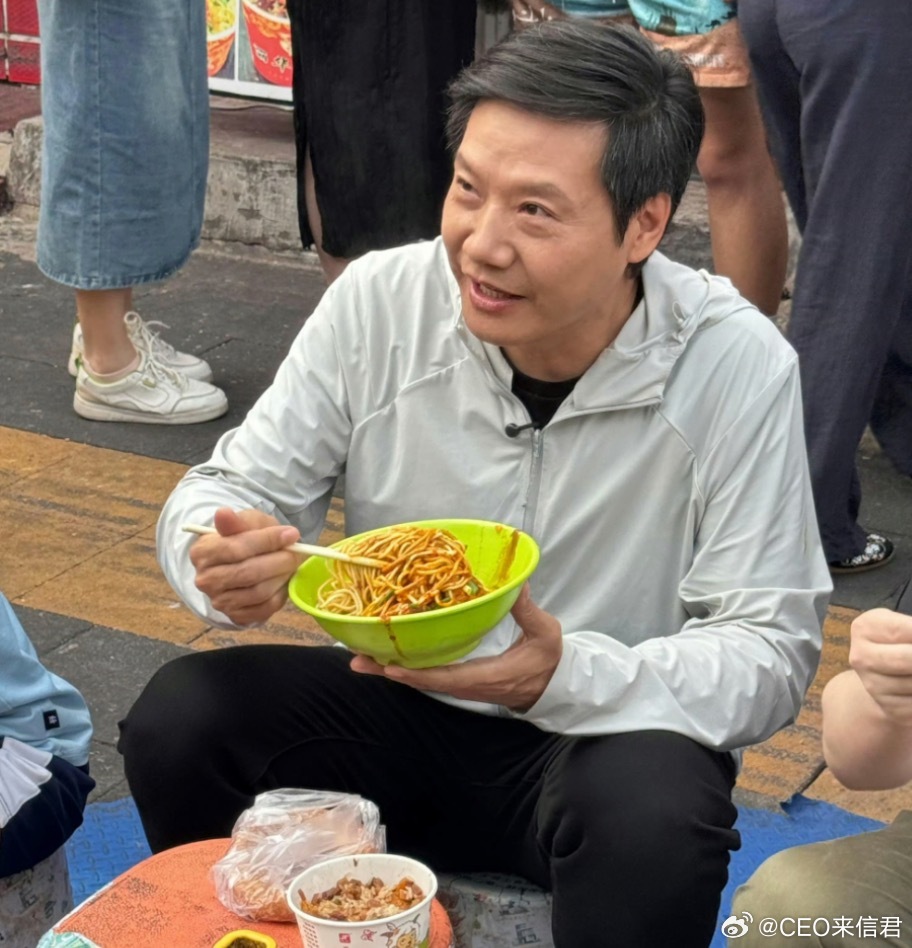 马云插秧，雷军吃面，大佬们各有各的生活日常。