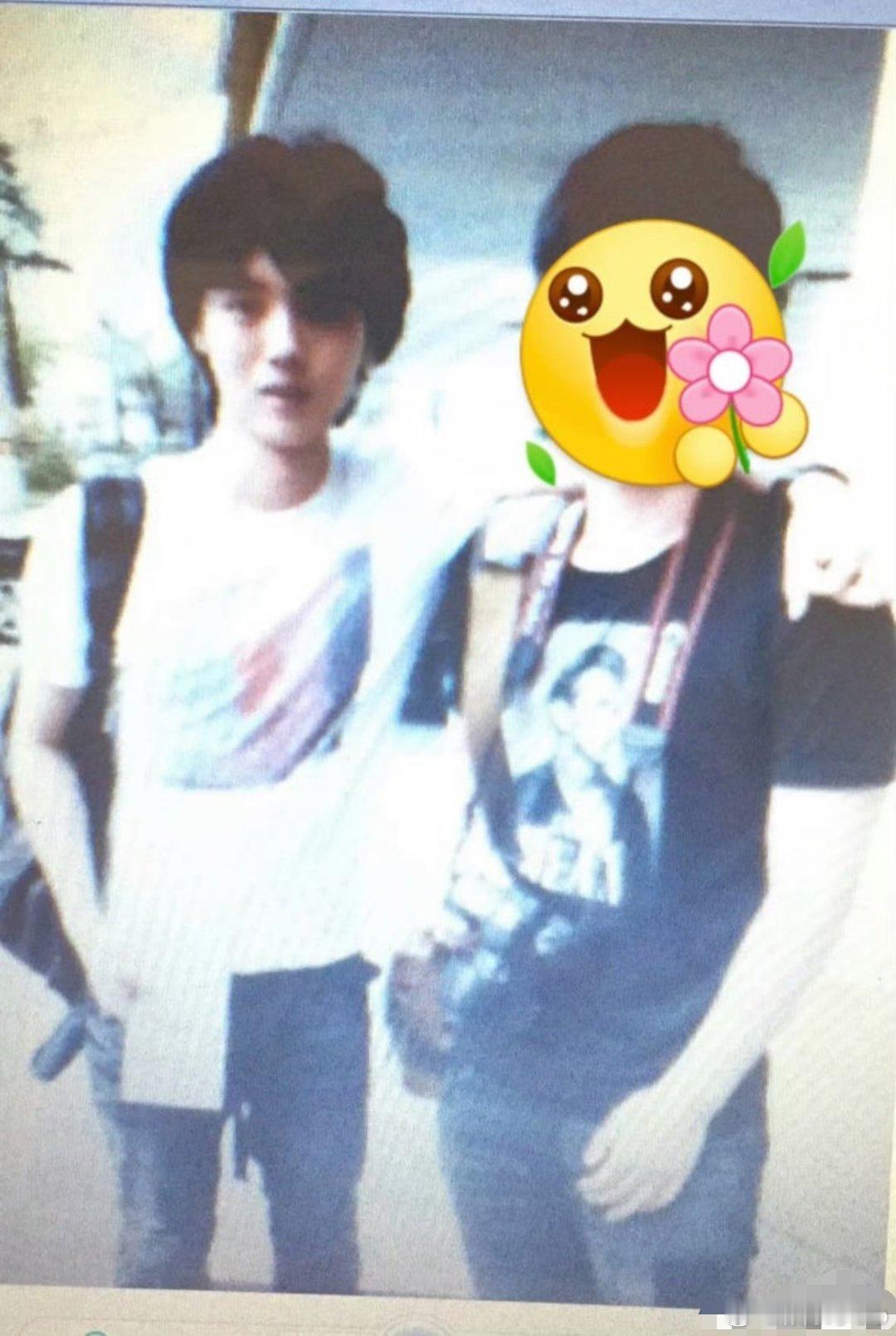 还从来没见过这么早期的鹿晗，这经典卷毛发型和穿搭哈哈哈哈哈哈，鹿晗∶哥非过但没丑