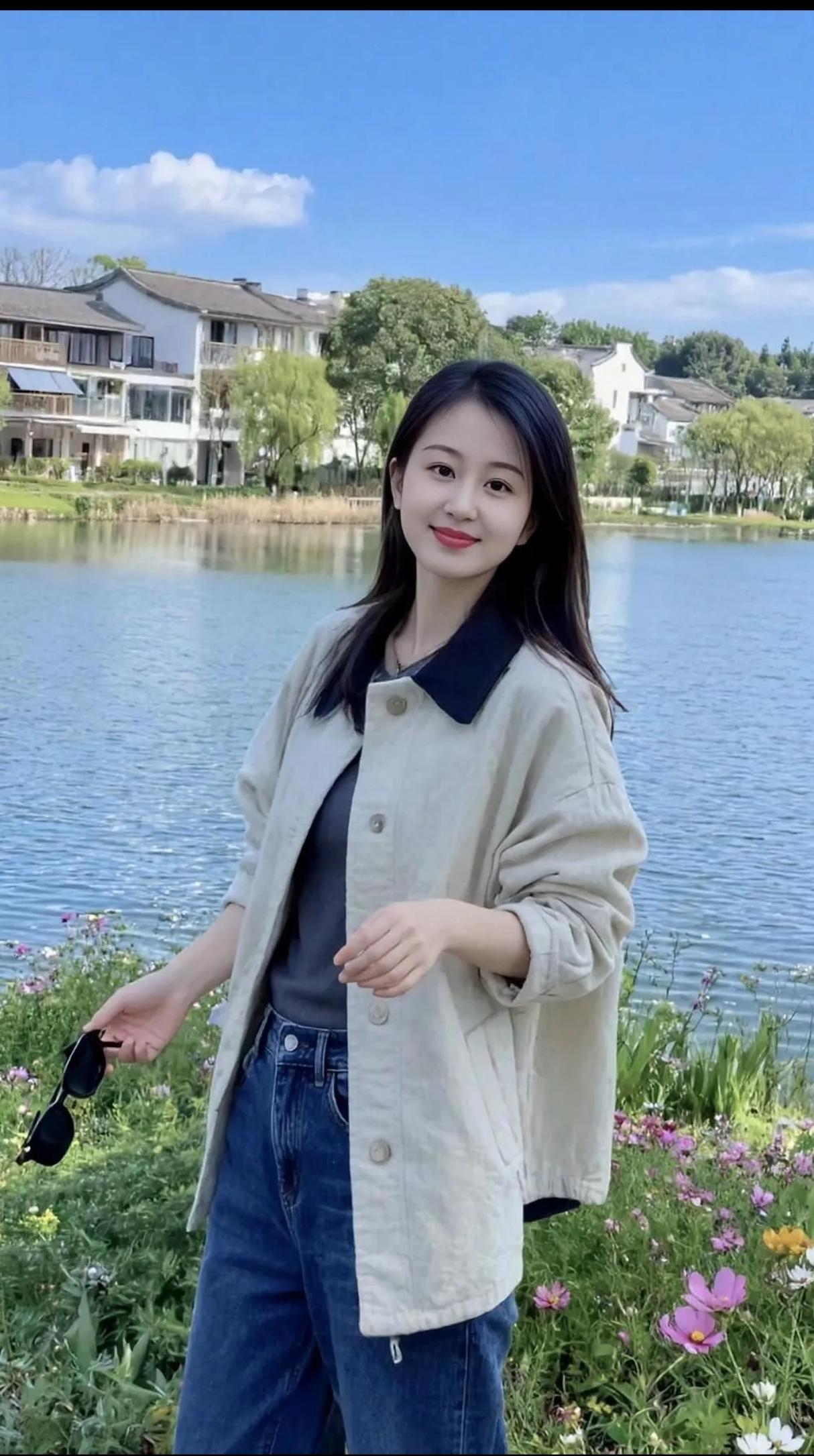 阳光明媚的午后，湖畔漫步，享受美好时光湖畔绿意盎然