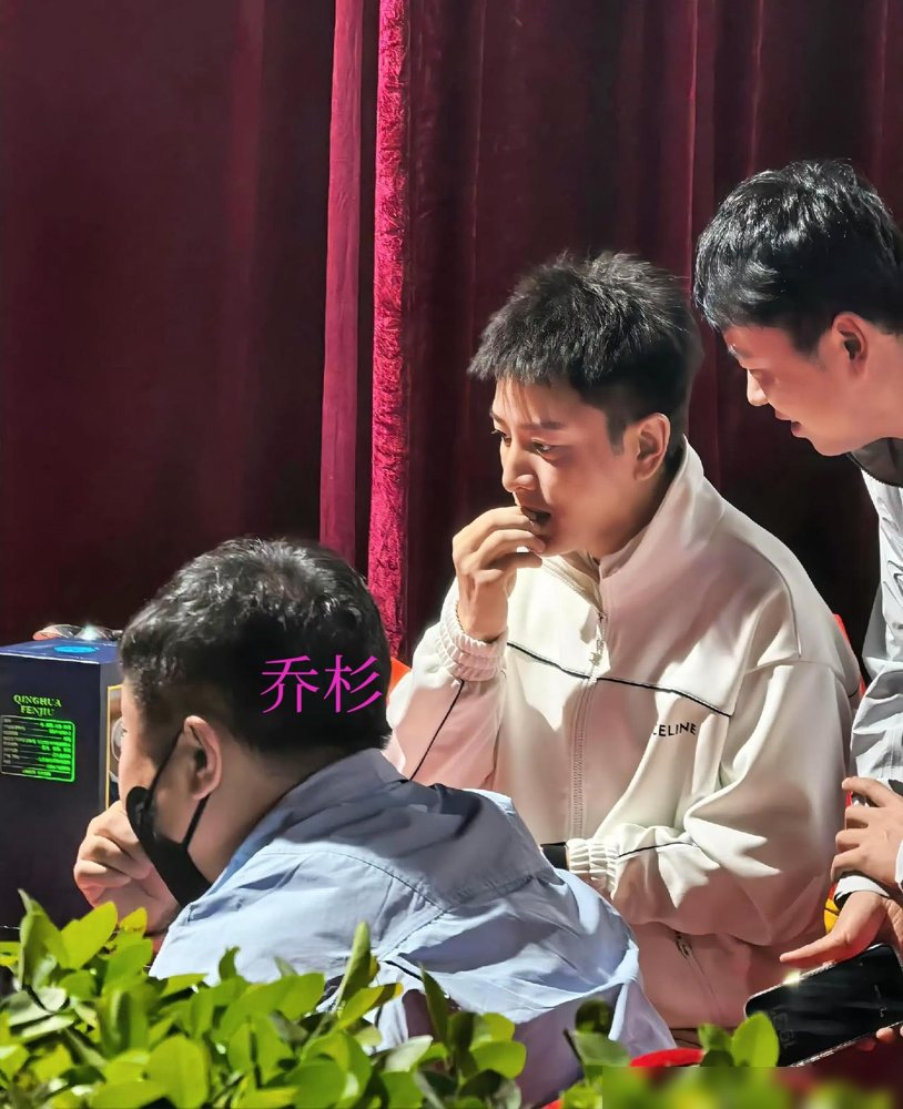 贾乃亮跟乔杉在山西临汾吃农村大席，白衣黑裤没带助理，跟老乡挤一桌嗑瓜子，合照来者不拒。桌上就是普通流