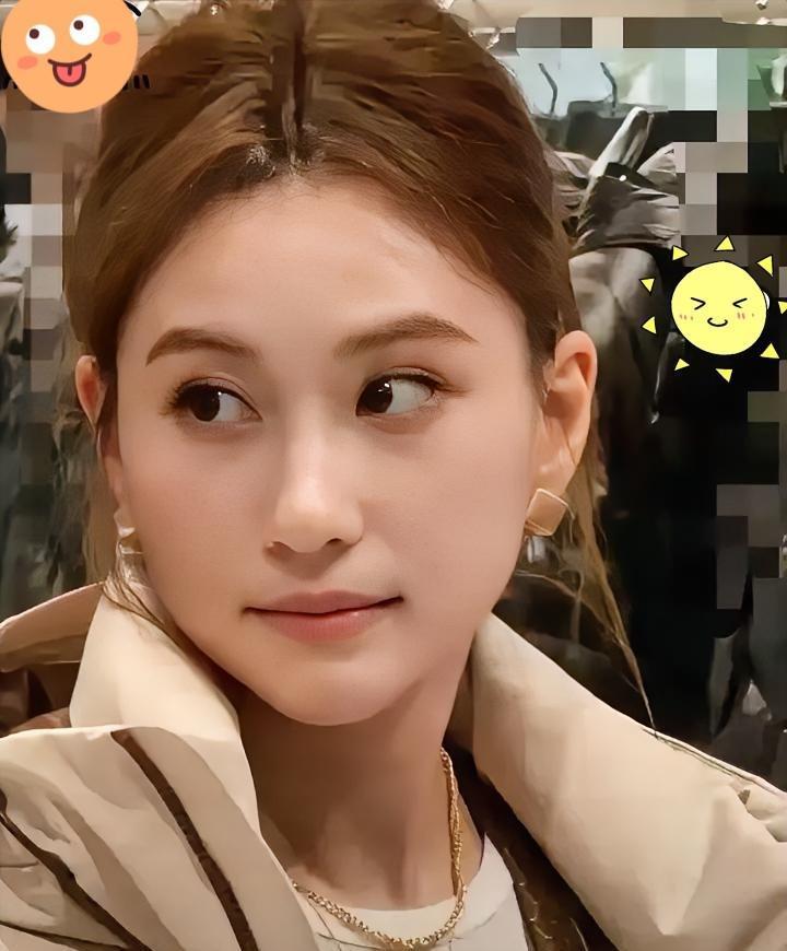 何超莲被窦骁这一波操作整得有点失落，本来那婚礼和房子是她精心的筹码，为了能管住窦