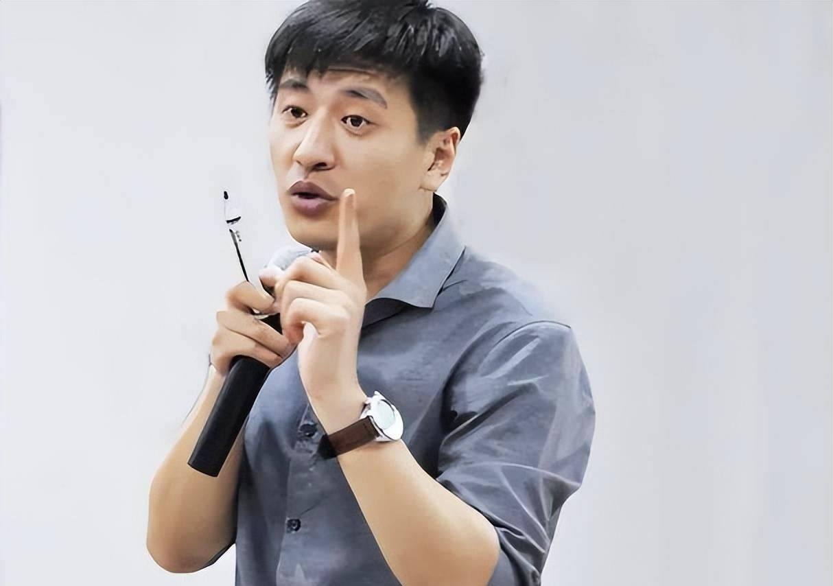 还有很多的学子可能还不知道，他们在等的张雪峰老师已经不在人世了，他们再也听不到张