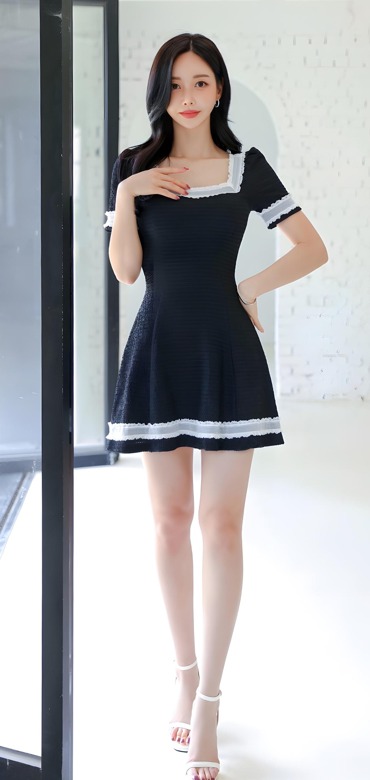 甜美俏皮的小黑裙，搭配白色蕾丝边，尽显少女心！💖✨