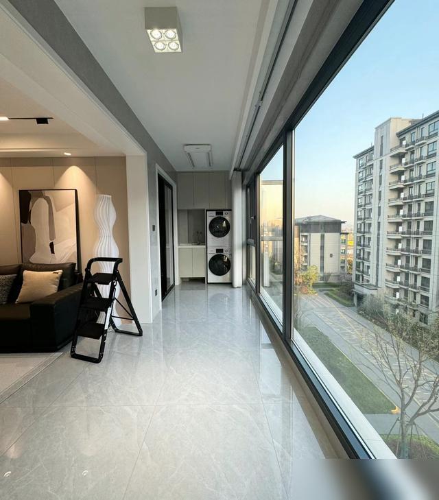 谁懂啊！装阳台踩的坑能悔到拍大腿！最近刷到有人本来要装落地大玻璃，被老公改成推拉