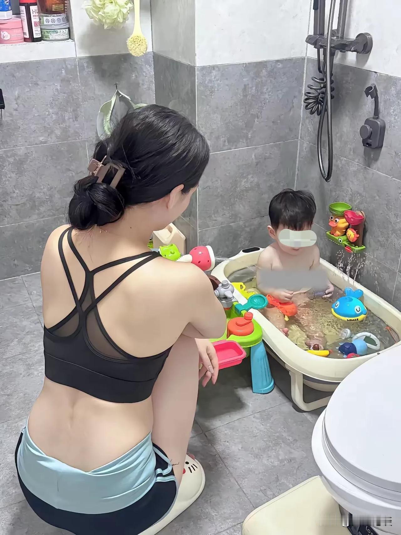 亲子时光，先照顾完小的洗澡，洗完就去睡觉，然后才是属于自己的锻炼时间。当了妈