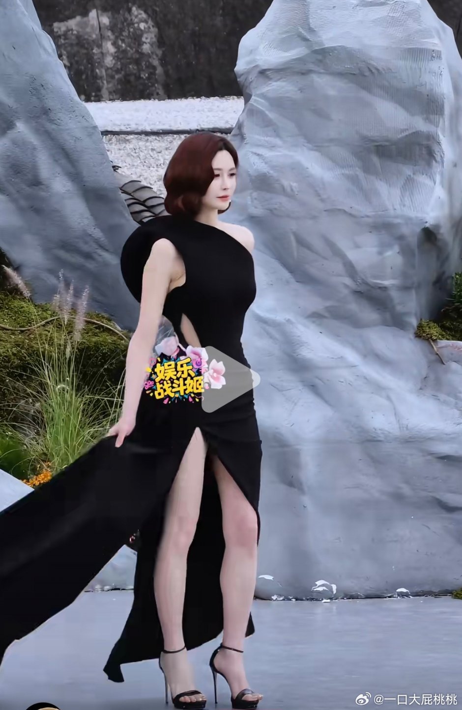 沈梦辰这这鞋跟要走稳很不容易吧