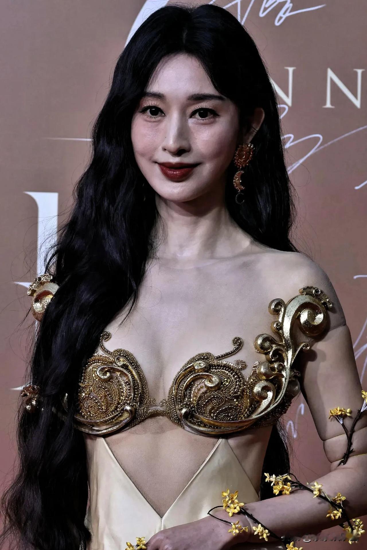 张俪这是没钱请设计师了吗？这是把沙发装饰品穿身上了吧！这衣服又土又丑又难看！好像