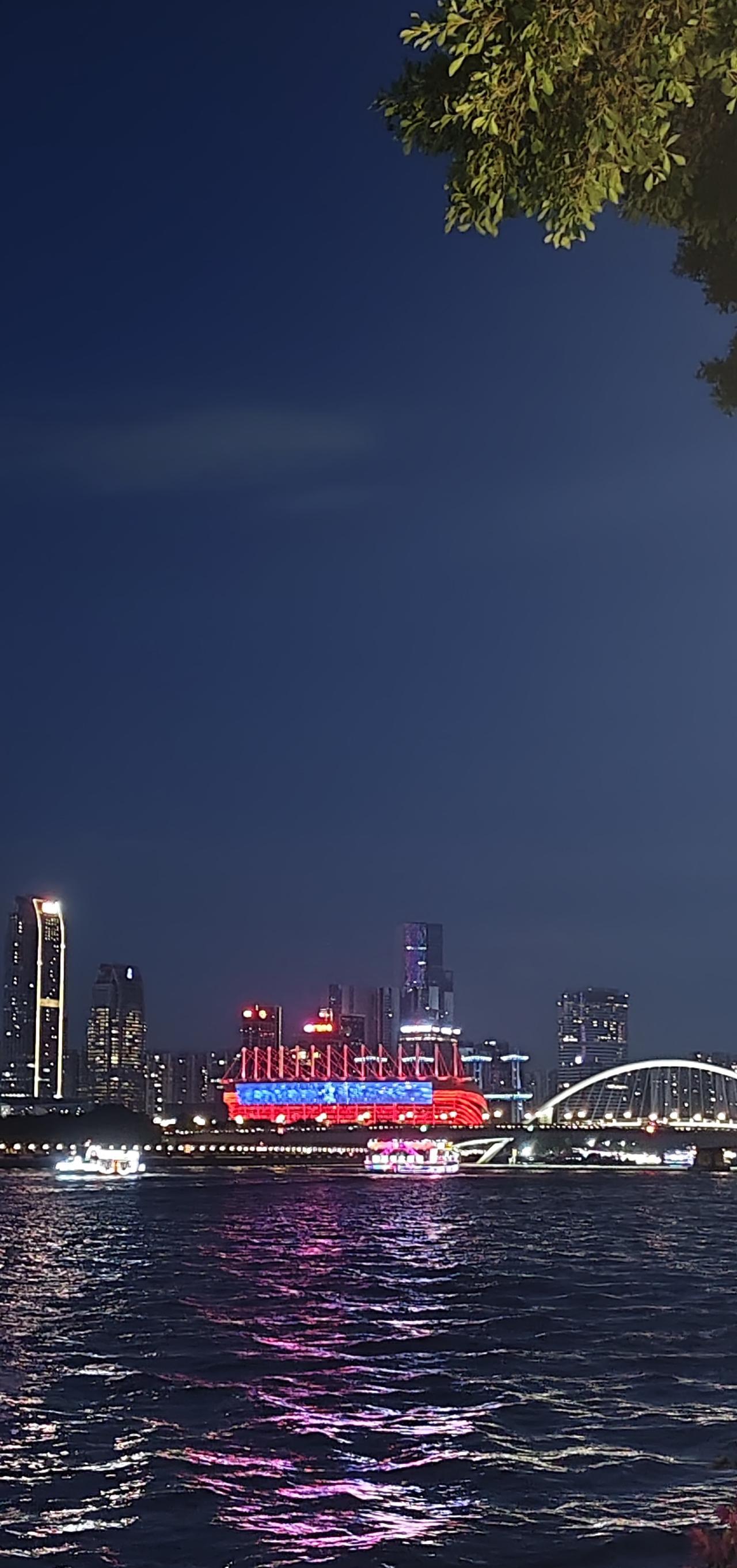 看看，广州的真实珠江夜景。晚饭后，去散步。不知不觉到了珠江边，哦，还挺好看的