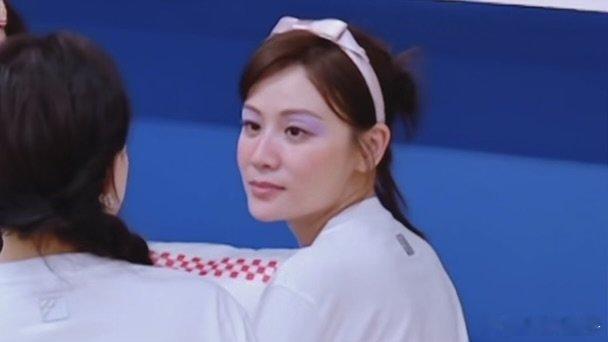 昨天顺带跟媳妇看了会儿浪姐，说是给叶一茜画媒婆妆，转头一瞅竟然很像王菲叶一茜孙