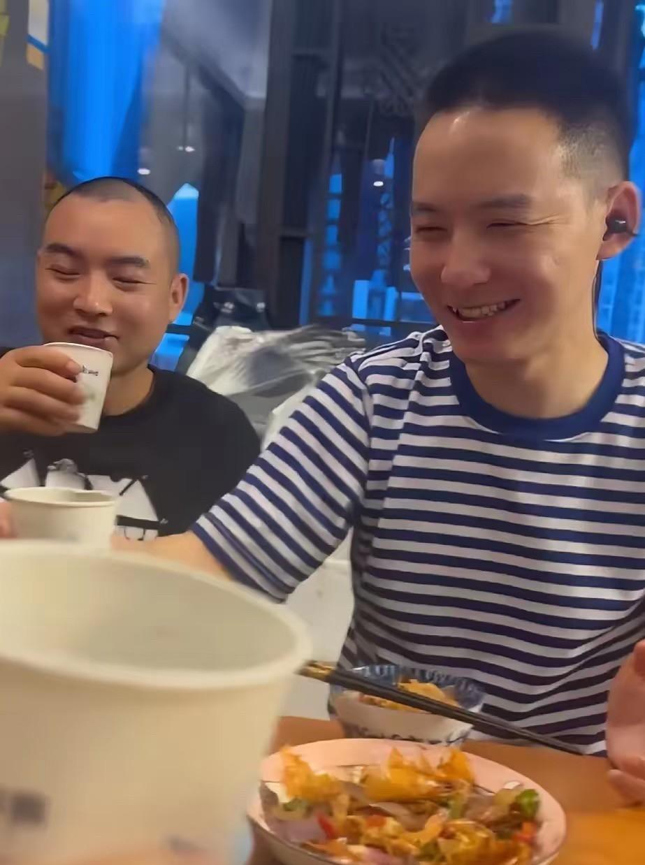 谢浩南挺有心的！趁着专门回到深圳陪小妹过六一儿童节！表达作为哥哥对小妹的疼爱！