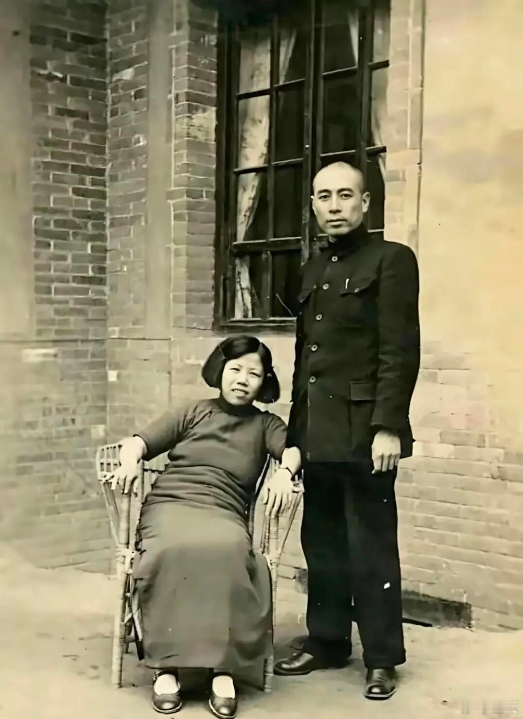 1938年周总理和邓颖超珍贵老照片，情深义重他们的爱情从一而终，一生相守，这才是