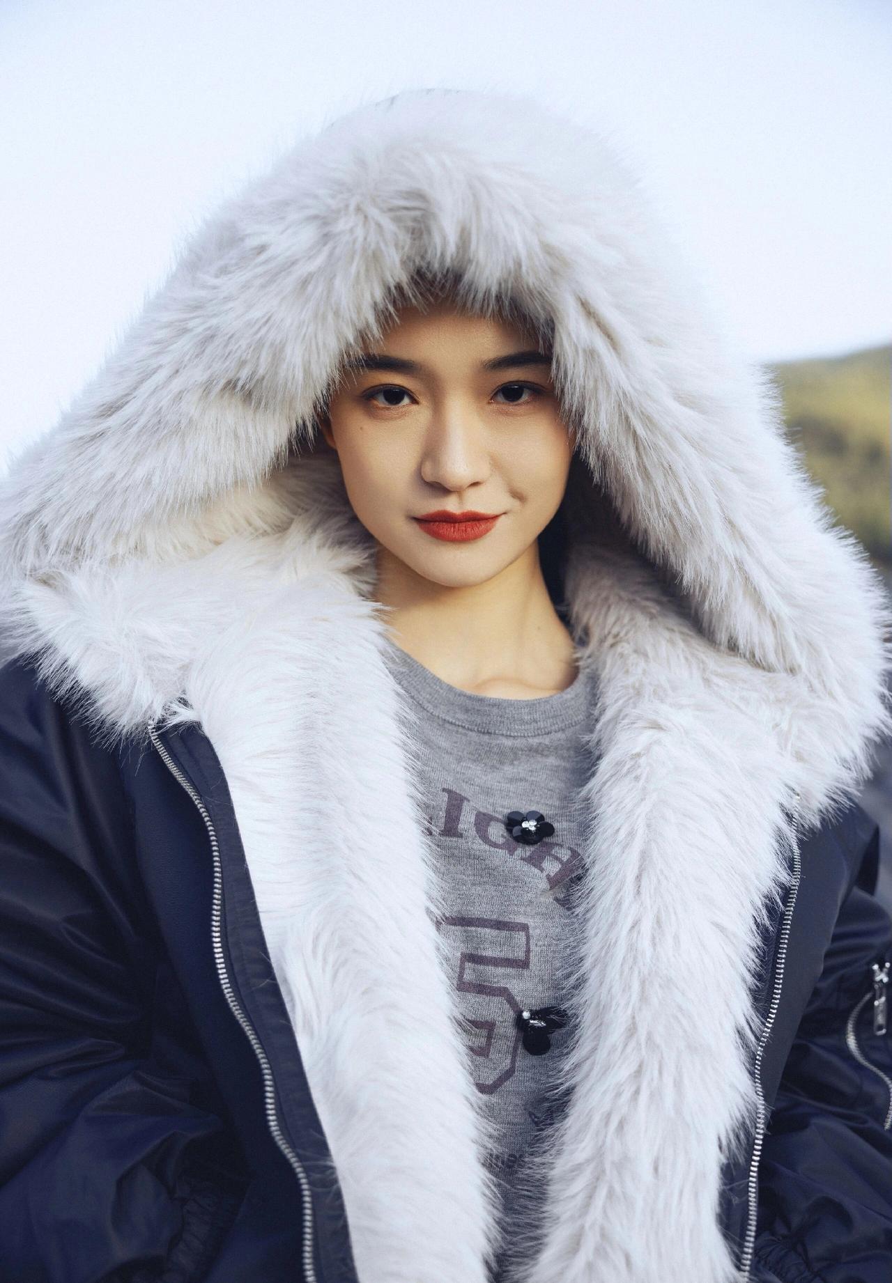 冬日穿搭风格，保暖最重要，羊毛大袄配上帽衫，再冷的冬季也不惧严寒。羊毛大衣女穿搭