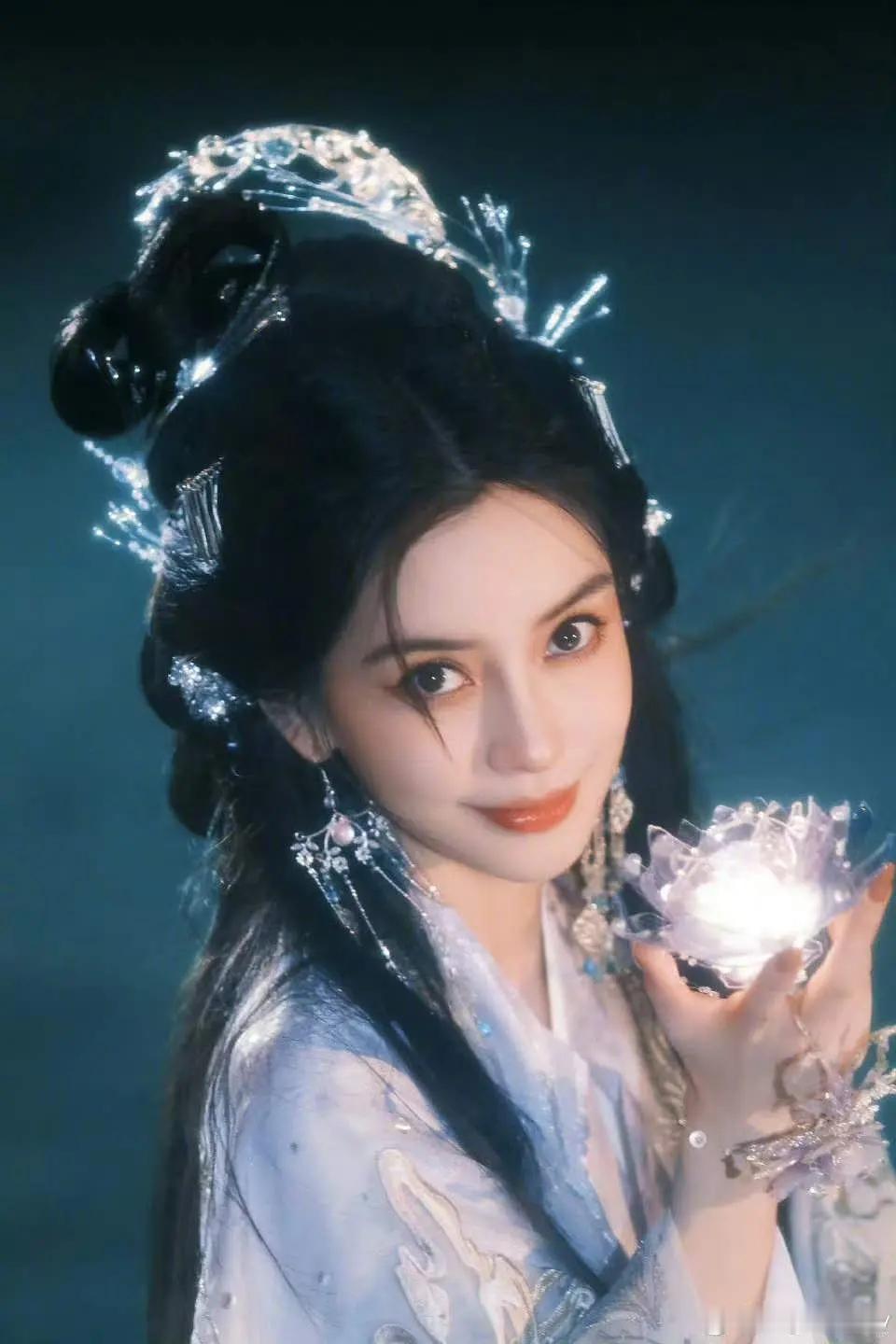 杨颖的嫦娥扮相真的很美！虽然不能像以前一样出现在大众面前，但她还是可以拍拍商