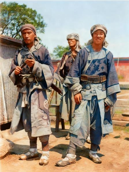 这张照片呈现的是1900年北京的甘军士兵，士兵们头戴头巾，身着旧式军装，腰间束着