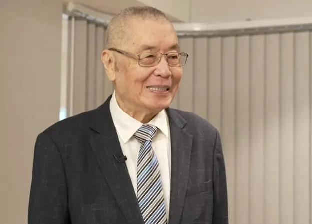 86岁钢琴家刘诗昆美国新豪宅曝光，客厅如跑道，落地窗俯瞰城市夜景。妻子孙颖优雅弹