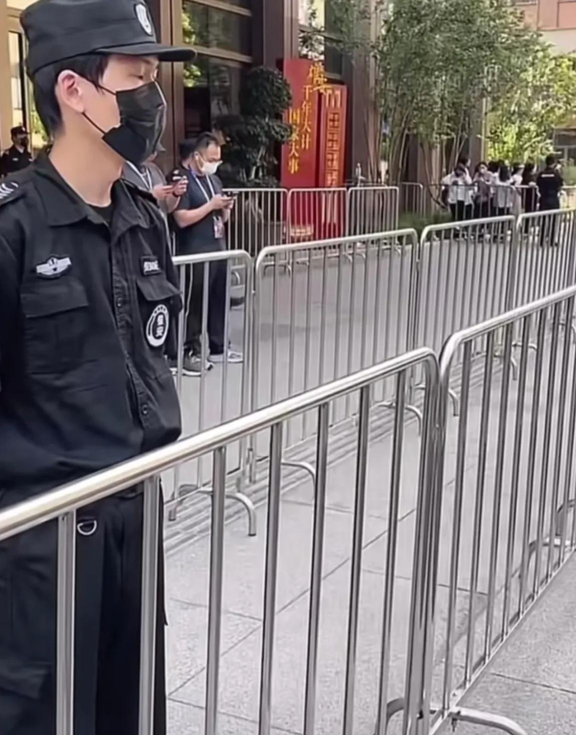 乒超还未开始，笑点就来了！有人发现国乒入住雄安酒店门口一个保安撞脸王楚钦，尤其
