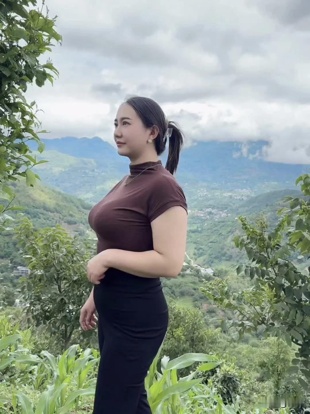 美图欣赏，看图写诗《走出大山》我把鞋尖上的泥，蹭在山路的石头上。风裹