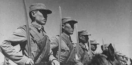 1949年8月兰州战役后，青海马步芳主力覆灭，驻扎在新疆的整编骑兵第一师（即原骑
