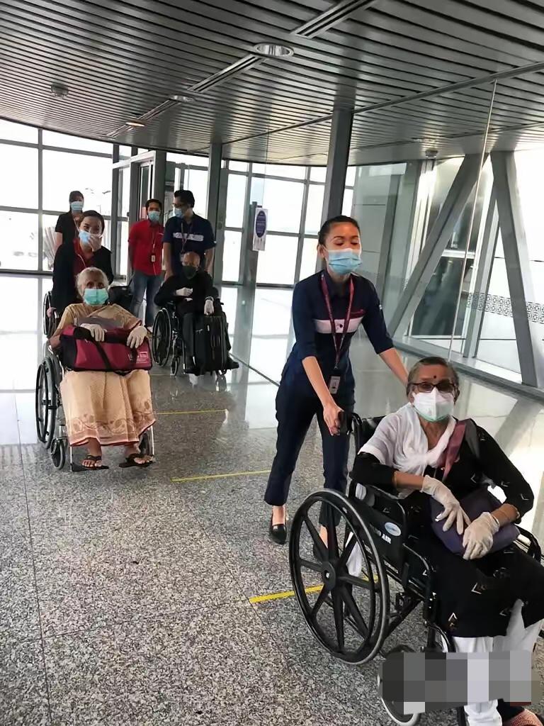 龌龊不堪！多名健全印度旅客坐轮椅装瘫！杭州机场轮椅服务被阿三钻空子！非中国独有！