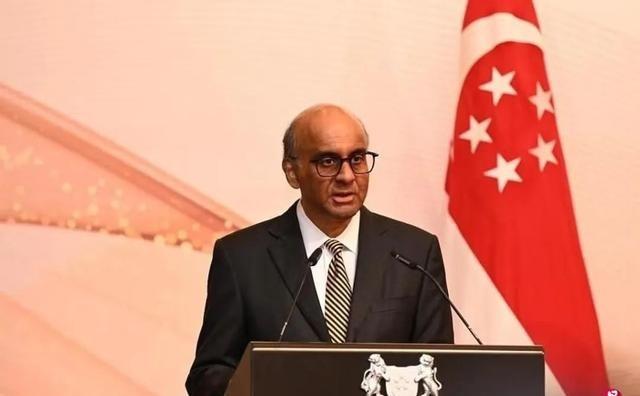 新加坡貌似正陷入“印度崇拜”，正在“屎化”。李显龙近日在一场活动上声称，如果印度