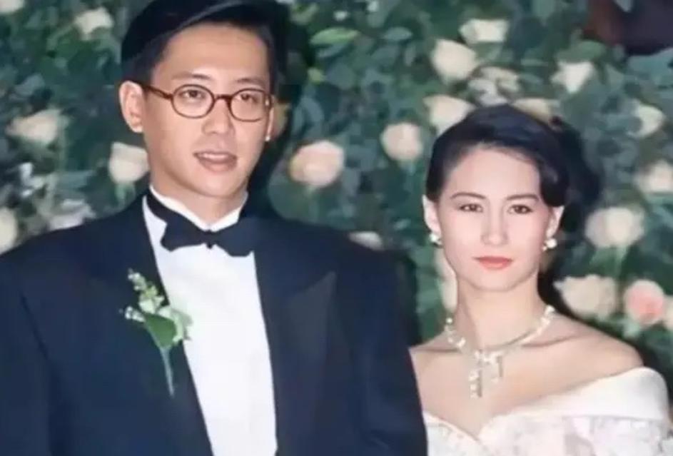一次，记者问何超琼：“当年，你和许晋亨结婚9年不生孩子，是因为心中割舍不了对陈百
