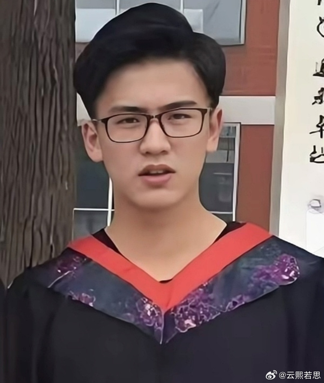 张凌赫以前这么胖怪不得脸上那么多褶子，皮太松了吧