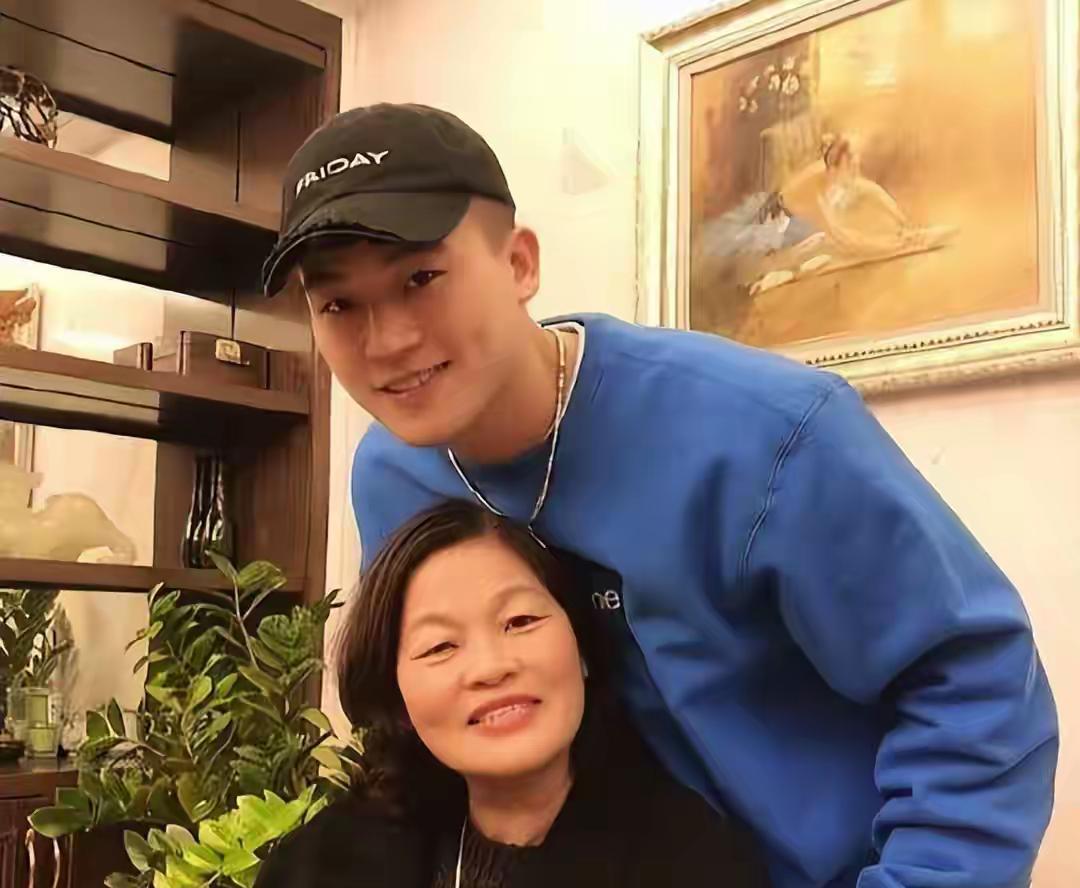 网友偶遇欧豪妈妈买菜，镜头里的欧豪妈身形高挑，头发梳得一丝不苟，像极了老电影里走