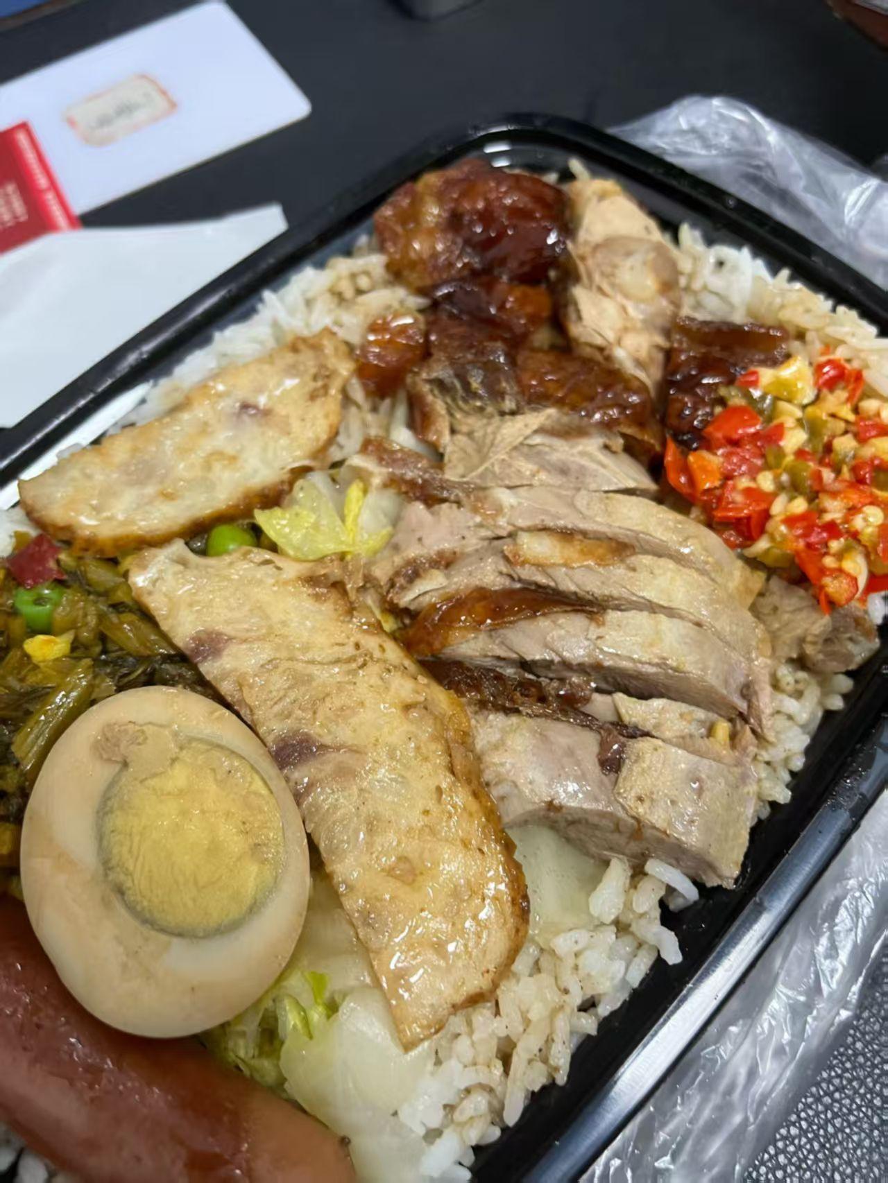 外卖小哥倒在路上，黄焖鸡还裹在保温袋里，系统页面赫然显示“已超时”。他叫欧