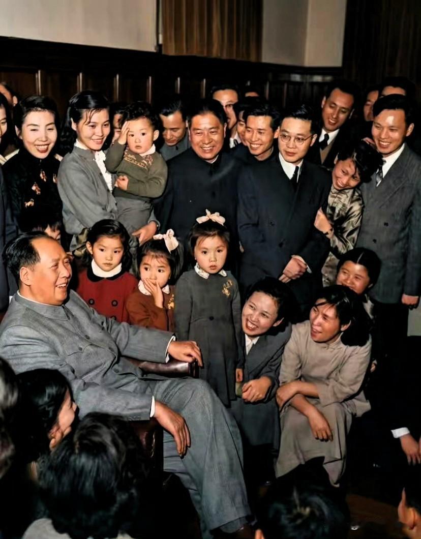这张照片再现了伟人与文艺界代表、普通群众零距离温情互动的瞬间！在接见豫剧演员