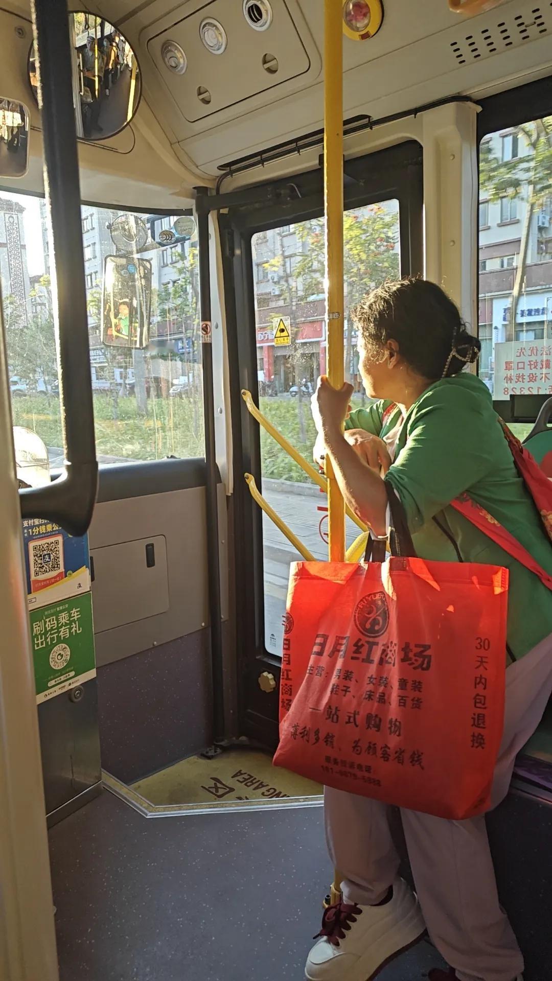 版纳景洪公交车上见闻我昨天下午，在公交车上断断续续坐了差不多四个小时，实际上去