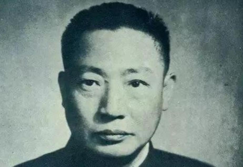 1948年8月，毛人凤得知亲信戚再玉、张亚民被抓后，打电话让淞沪警备司令部放人，