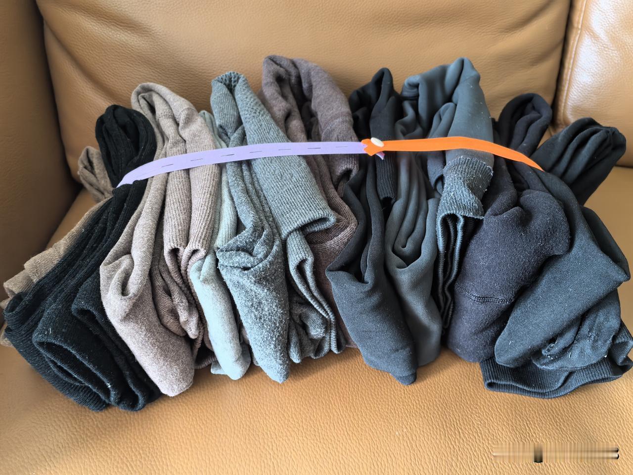 一个女人到底有多少条连裤袜？我在收拾换季衣柜。把女儿秋冬的连裤袜打包收纳。发