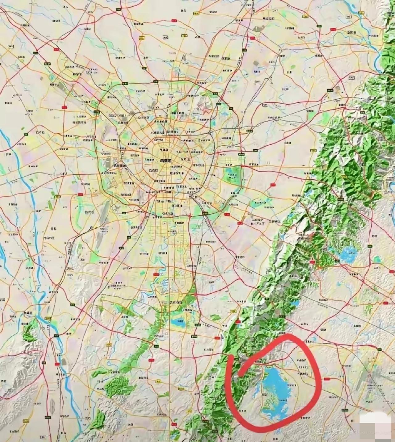 成都市的地图，感觉成都这一马平川的平原地形本来挺不错的，但在东边突然冒出来个龙泉