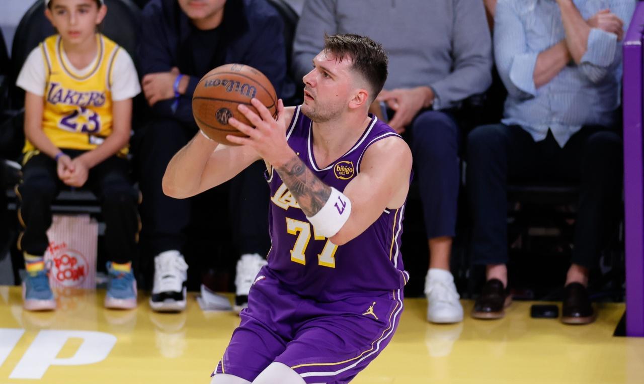 独行侠放弃东契奇不无道理。美媒报道：东契奇来到湖人后小腿伤病一直存在，这将是一个