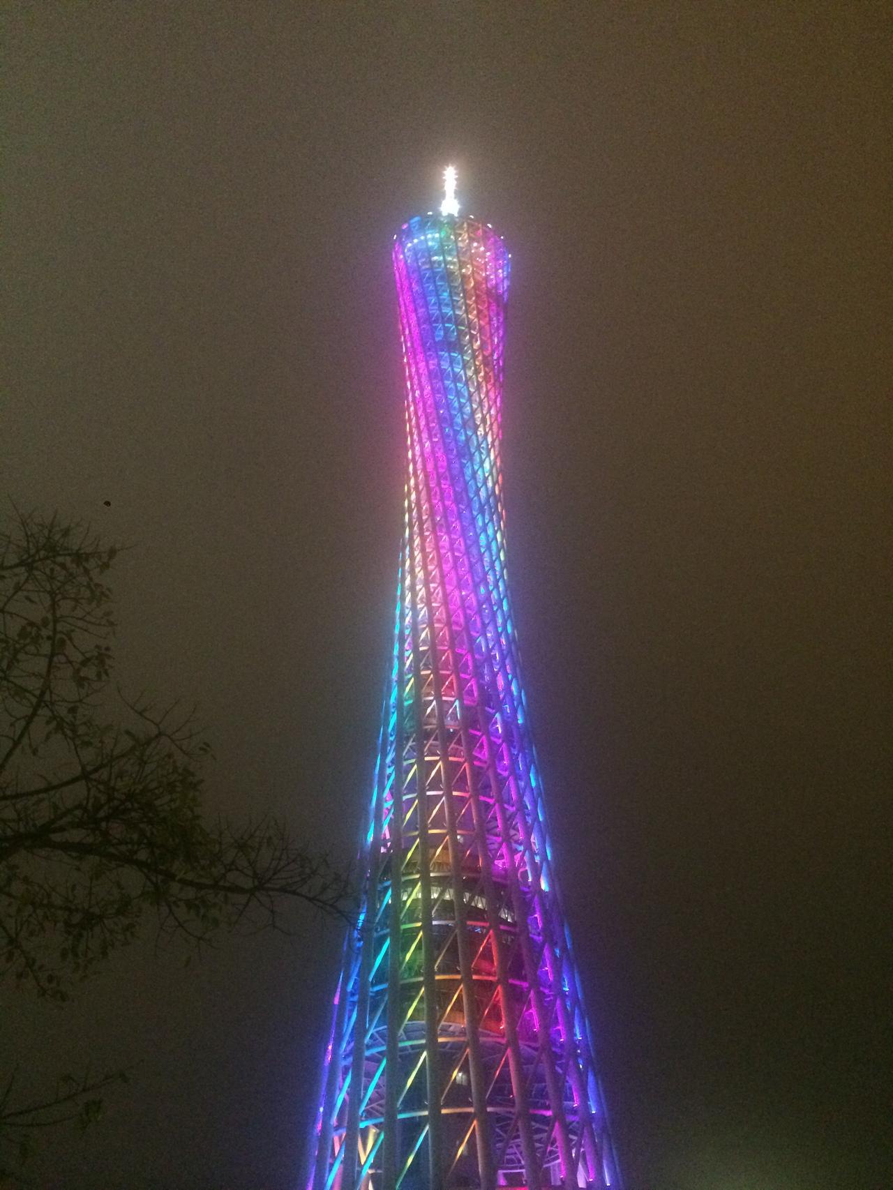 广州塔小蛮腰当初建的时候，全网都在骂：像筷子像针筒，丑出天际线。建成后却成为广州
