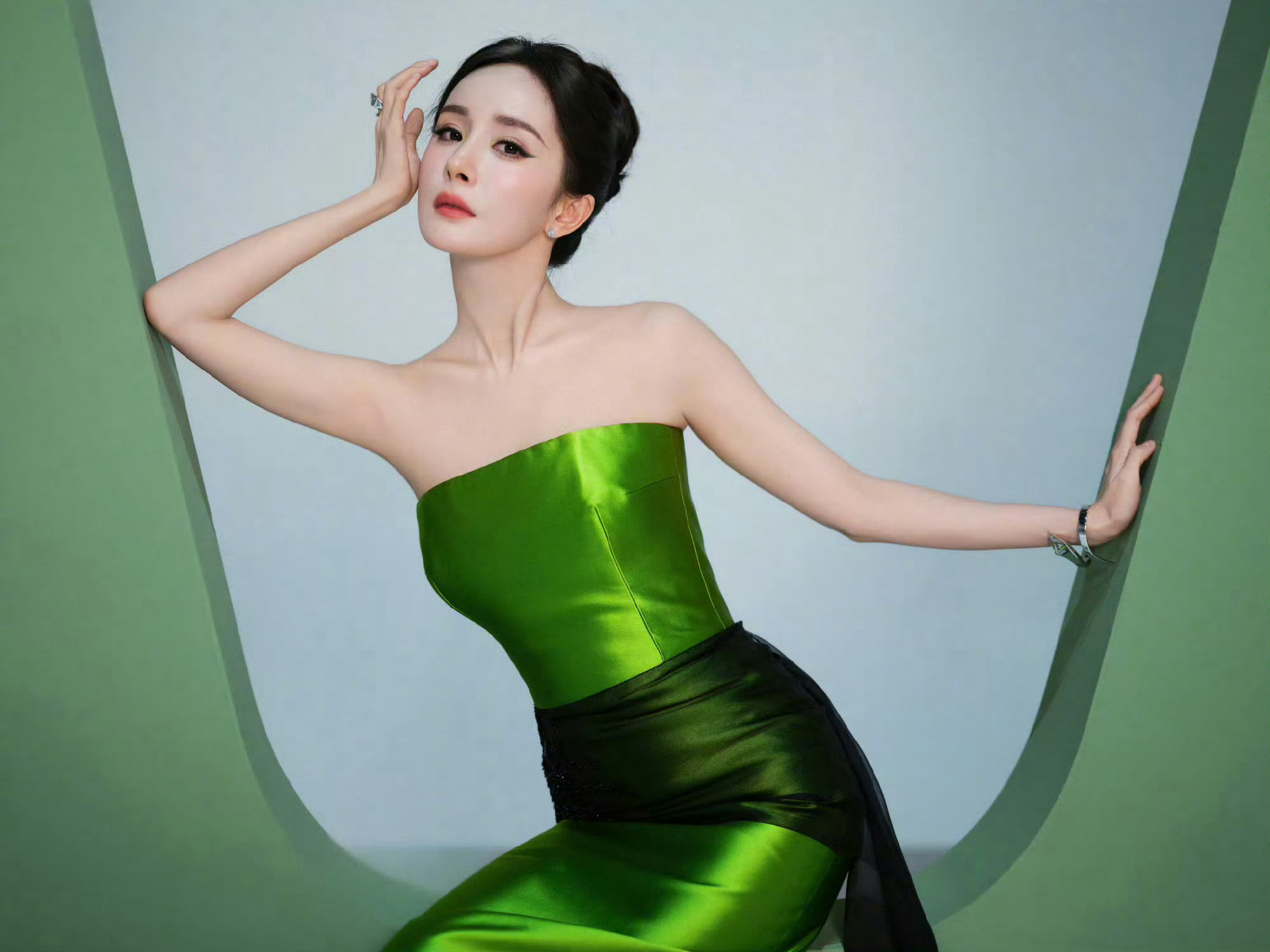 杨幂xPrada特别定制礼服两场盛典，两度重要时刻，来自于Prada的特