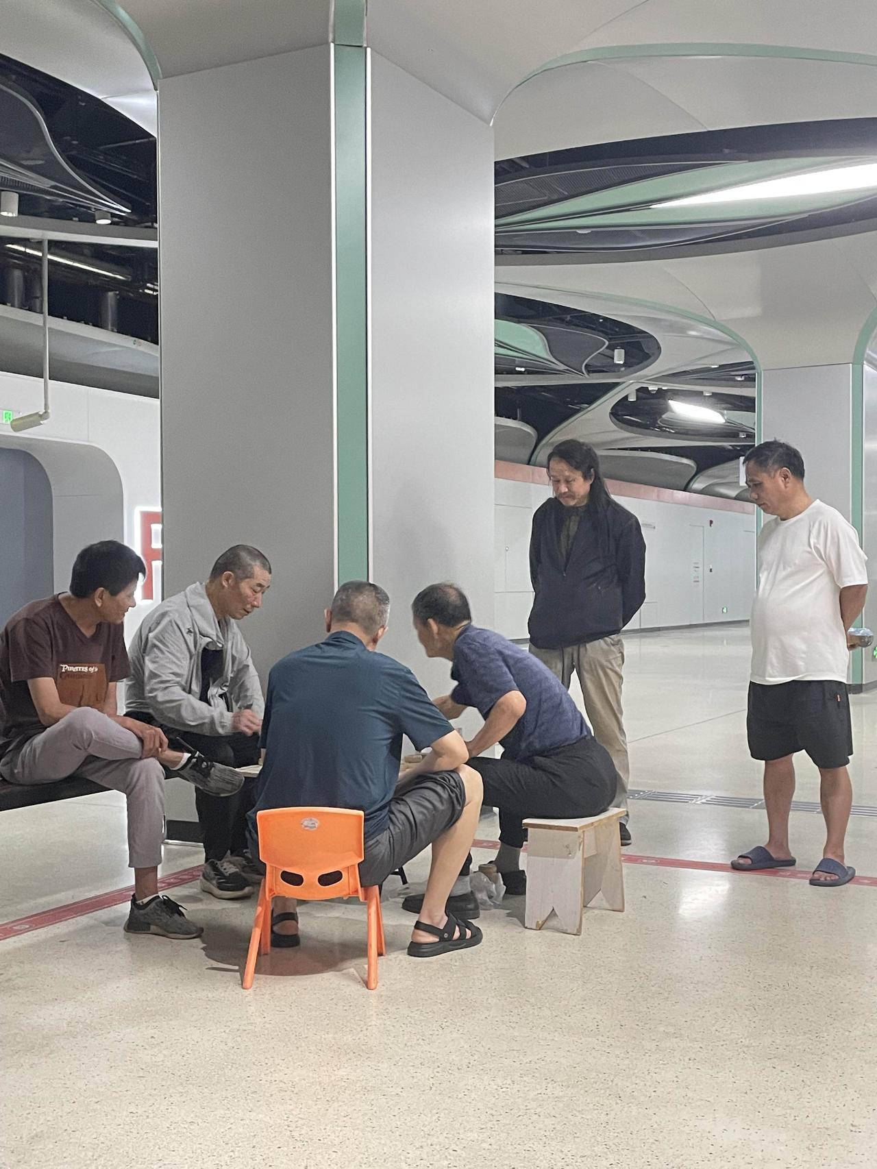 郑州地铁避暑纳凉点，市民打牌下棋神仙生活！郑州正式进入一年中最热的时候，天气