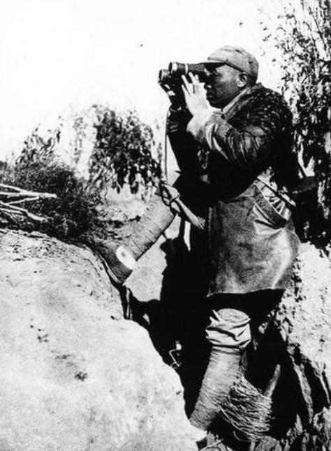 1956年，彭德怀到青海视察，检查哨位时，他问哨兵：“这么冷，你怎么不穿皮大衣？