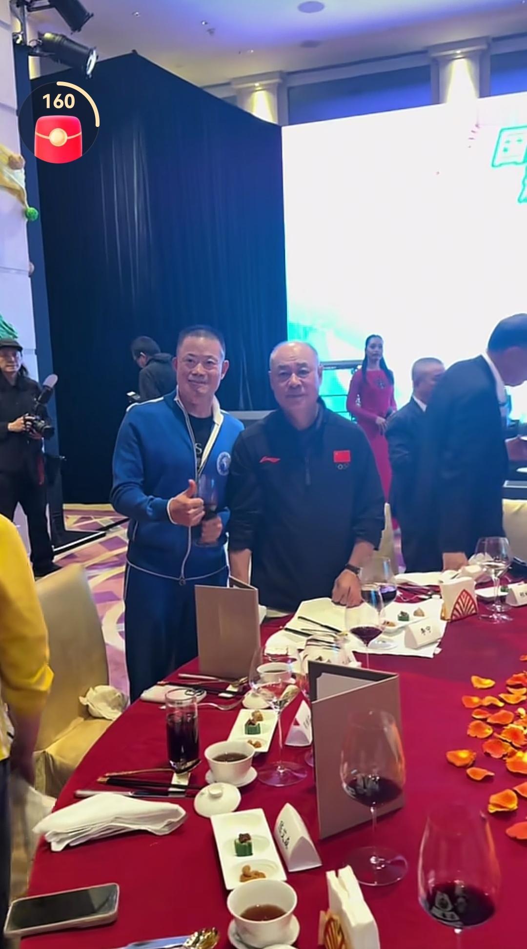 12月11日晚上，国家跳水队运动员们在澳门参加晚宴活动，这次晚宴名流云集，看到了