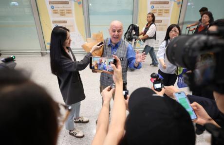 69岁美国退休教师罗纳德·萨科尔斯基成了全体美国人羡慕的对象！这事儿说出来你