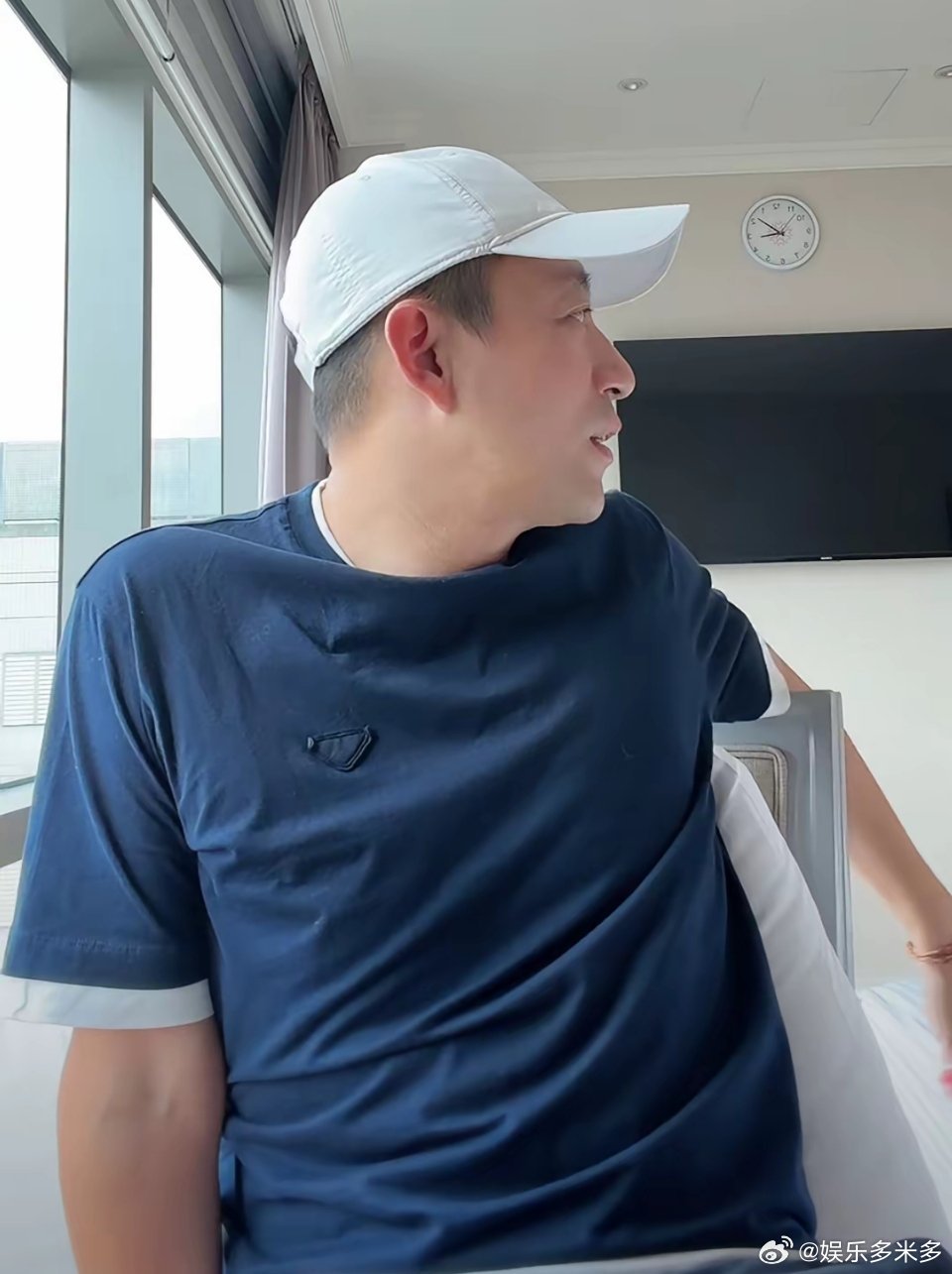 小菲今天开播，说自己被骂了几年，趁今天给大家解释一下，说玥儿被换学校不是他换的，