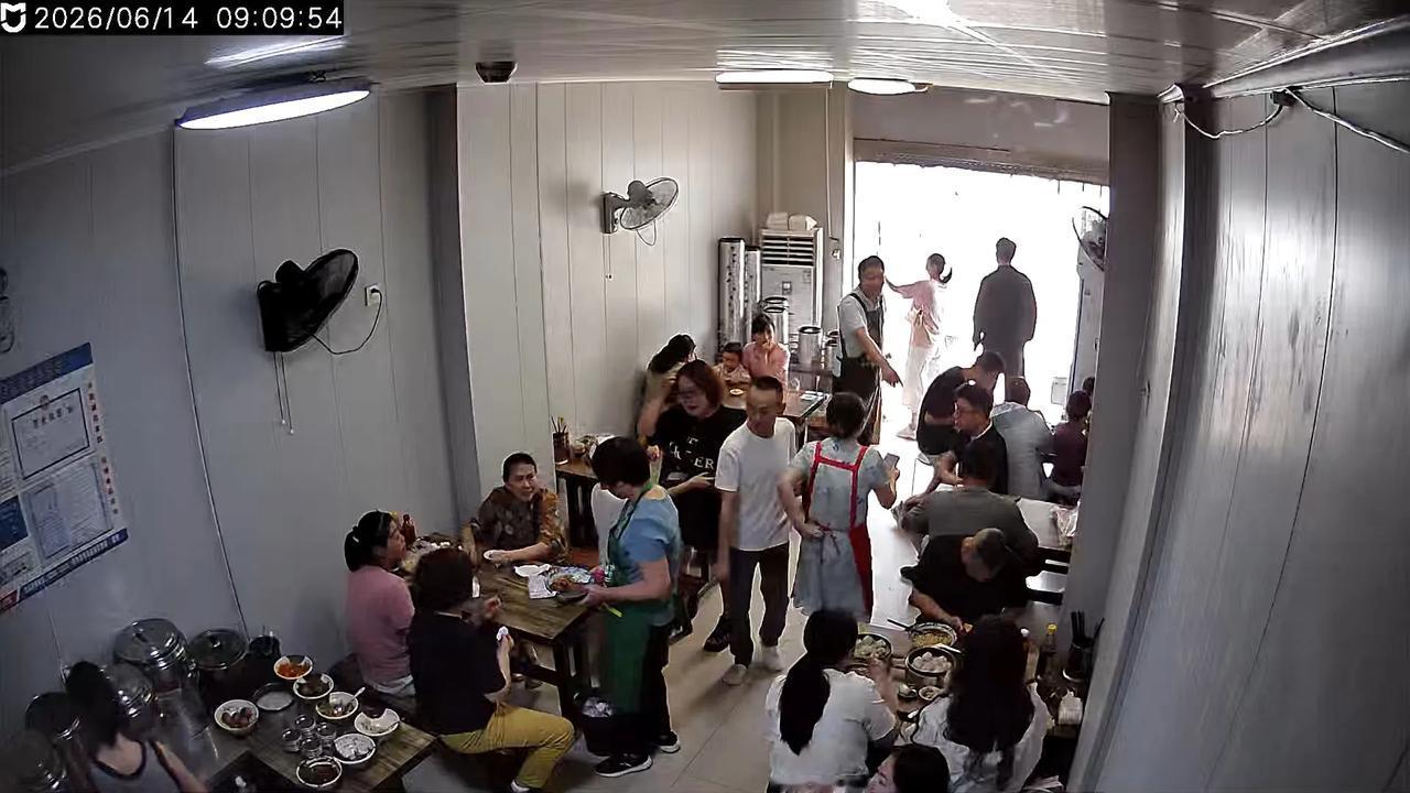 今天早餐生意就像过山车，9点钟才卖了1000块钱左右。我当时心里想，今天早餐生意