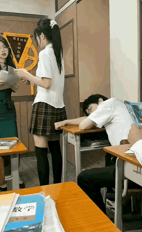 上哪讲理去？女生往后倒坐在了男生的手臂上，男生被压疼了本能把手臂抽回来，女生却说