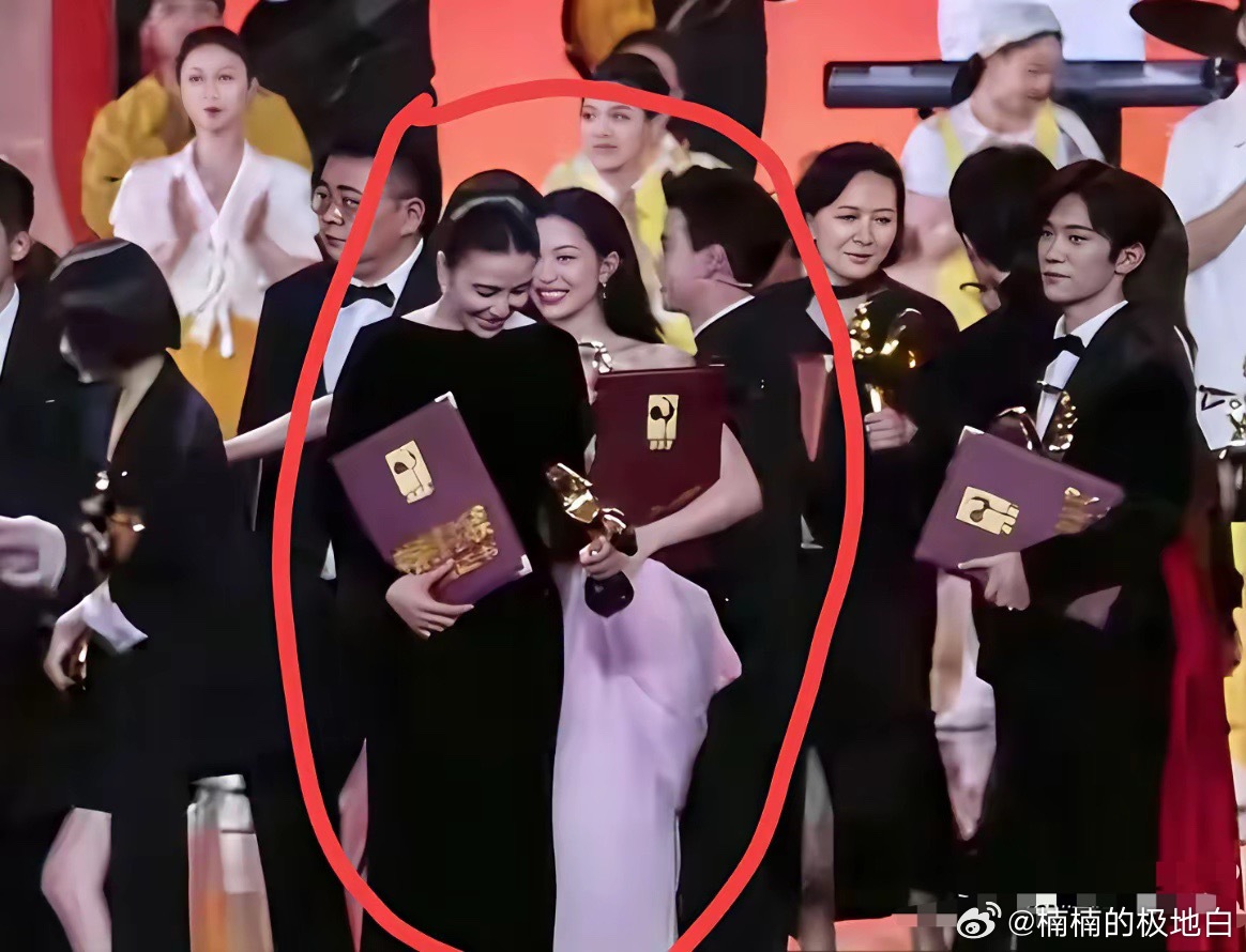 大家不要再黑钟楚曦了，不是她非要抢这个C位，也不是导演组给她安排的，而是她本来就