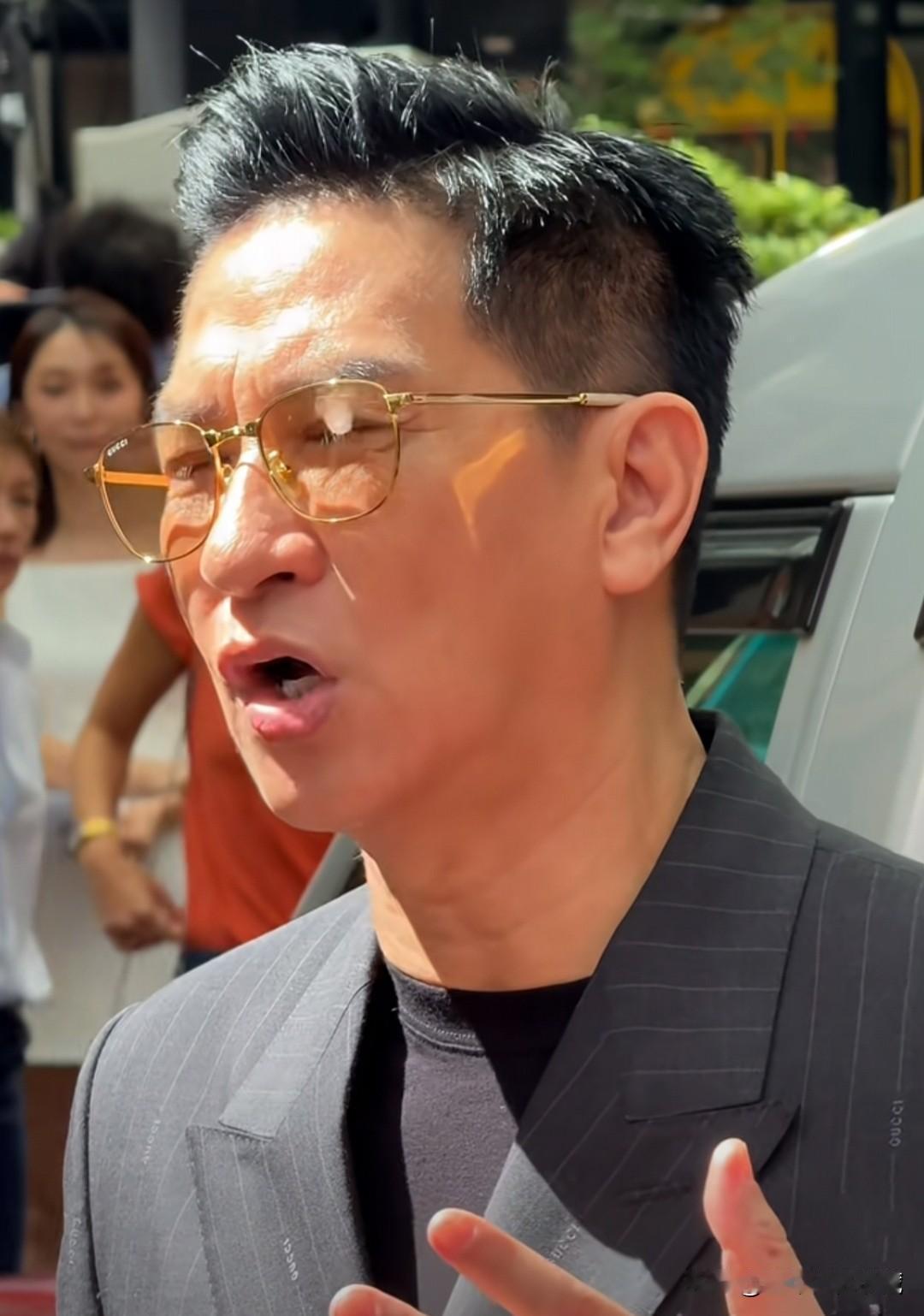 影帝张家辉街头无美颜滤镜真实状态照片！影帝张家辉也已经61岁了，自然状态下，眼睑